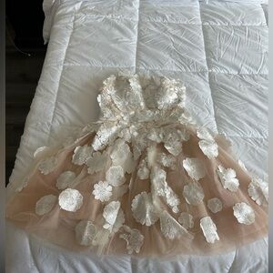 I bought this dress for my Weeding Reception but is small for me. It’s NEW